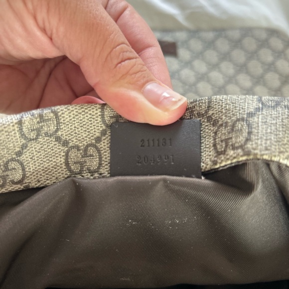 Original owner GG Supreme Med. Gucci diaper Bag. Very Well maintained. - Picture 3 of 9